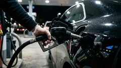 Dlaczego niektórzy kierowcy nie wyłączają silników na stacjach benzynowych – czy to słuszne