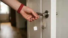 Powiesiłam torebkę herbaty na drzwiach – moja przyjaciółka się roześmiała, a teraz ona też tak robi: prosta sztuczka